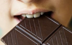 چیزی در شکلات تلخ می‌تواند پیری را در سطح ژنتیکی کند می کند